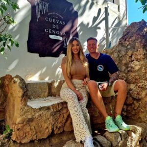 Sarah Machet Instagram - Ah! la vie de couple une fois devenus parents, pas toujours évident hein?!

Ces moments volés à deux, loin des exigences du quotidien, sont comme des bouffées d'air frais dans notre relation. 

Ils nous rappellent pourquoi nous avons choisi de construire cette famille ensemble.

Peu importe l'activité, c'est le simple fait d'être ensemble qui compte.Prendre soin de notre relation n'est pas un luxe, mais une nécessité. 

C'est ce qui nous aide à rester connectés, à partager nos joies et nos défis, à nous soutenir mutuellement dans cette aventure folle qu'est la parentalité.

Alors, même si nos journées sont parfois chaotiques, je suis reconnaissante pour chaque instant que nous pouvons passer ensemble, juste nous deux.

#love #couple #parents #life #momanddad