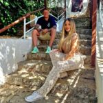 Sarah Machet Instagram – Ah! la vie de couple une fois devenus parents, pas toujours évident hein?!
Ces moments volés à deux, loin des exigences du quotidien, sont comme des bouffées d’air frais dans notre relation.
Ils nous rappellent pourquoi nous avons choisi de construire cette famille ensemble.
Peu importe l’activité, c’est le simple fait d’être ensemble qui compte.Prendre soin de notre relation n’est pas un luxe, mais une nécessité.
C’est ce qui nous aide à rester connectés, à partager nos joies et nos défis, à nous soutenir mutuellement dans cette aventure folle qu’est la parentalité.
Alors, même si nos journées sont parfois chaotiques, je suis reconnaissante pour chaque instant que nous pouvons passer ensemble, juste nous deux.
#love #couple #parents #life #momanddad