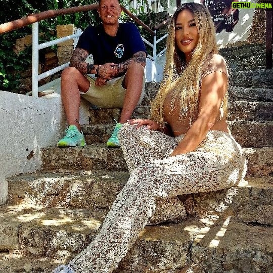 Sarah Machet Instagram - À quand votre prochaine escapade? Tu rêves d'un voyage surprise? ✈️🏖☀️ Connaître ta destination 48h avant le départ? Découvrir de nouveaux lieux surprises en couple, en famille ou entre potes? 👫👨👩👧👧👨👩👧👧🦸♂️ @waynaboxfr est fait pour toi! Pour fêter nos 10 ans, on a fait appel à eux pour un voyage surprise en amoureux 🤩 Comment fonctionne Waynabox? 1.Choisissez une expérience. Choisissez l'aventure surprise que vous préférez. Voyage en avion, route, dîner surprise ... c'est vous qui décidez! 2. Personnalisez votre réservation. Sélectionnez les dates et choisissez les détails de votre expérience. L'émotion est garantie dès le premier instant! 3. Surprise! Découvrez votre aventure 48h avant! Vous aussi, offrez-vous l'aventure! Ou faites plaisir à vos proches 🤩 20€ de réduction sur votre prochaine destination surprise avec le code WAYNASARAH20 🎁 #love #travel #waynaboxfr #couple #mallorca #españa #momanddad