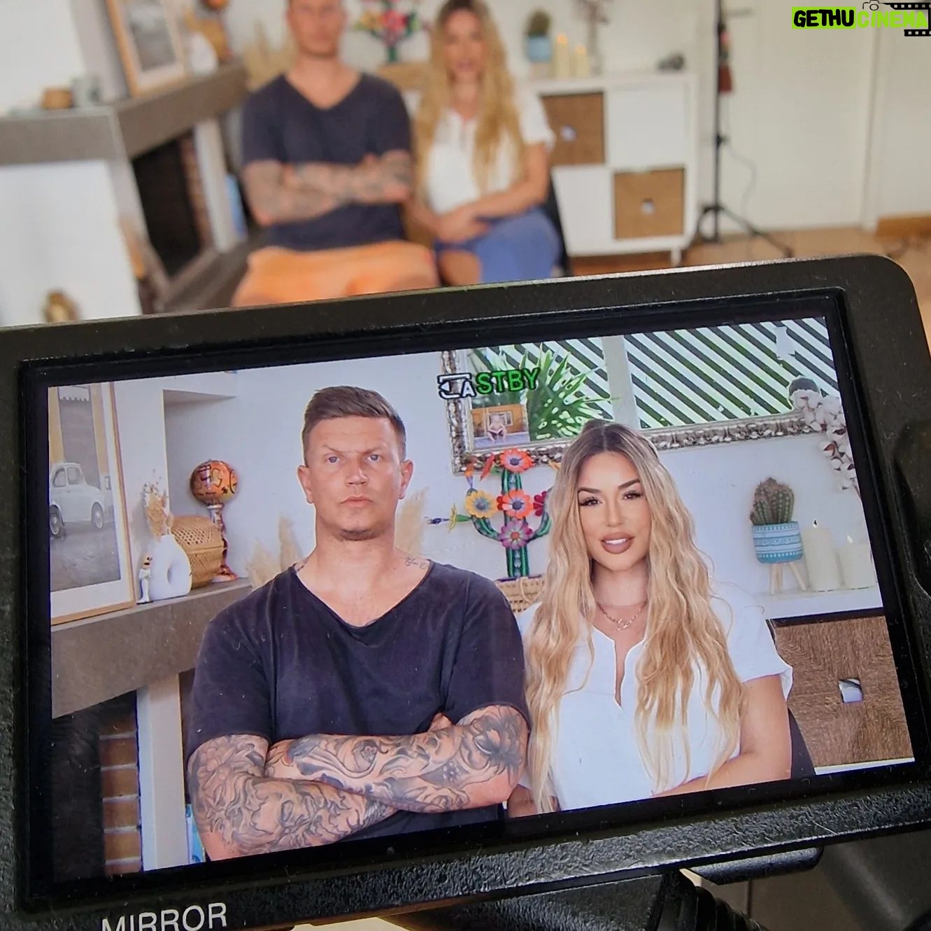 Sarah Machet Instagram - Alors on a repris les tournages 🫶 Exactement nos 126ème et 127ème jours de tournage 🤩 Après des mois d'absence, on a à nouveau ouvert nos portes aux caméras de @mamanscelebres_tfx 🎥 Et ça n'a pas été de tout repos 🤣 Cette saison, pour notre part, tout l'enjeu tournera autour de l'enjeu du couple une fois devenus parents... 👩❤️👨 Ça vous parle? En 2023 en France 27% des enfants mineurs ont des parents séparés... ça fait peur! Et c'est surtout hyper triste... On espère jamais faire partie de ces pourcentages 🙏 On a passé le cap des premiers 10 ans avec brio ✨️ Et comme on a resigné pour 10 ans, du coup... on veut préserver notre couple des aléas de la parentalité. Vos conseils? ❤️🤍🩵💛💜🩷 #happy #couple #tvshow #mamansetcelebres #tfxtv #geneve