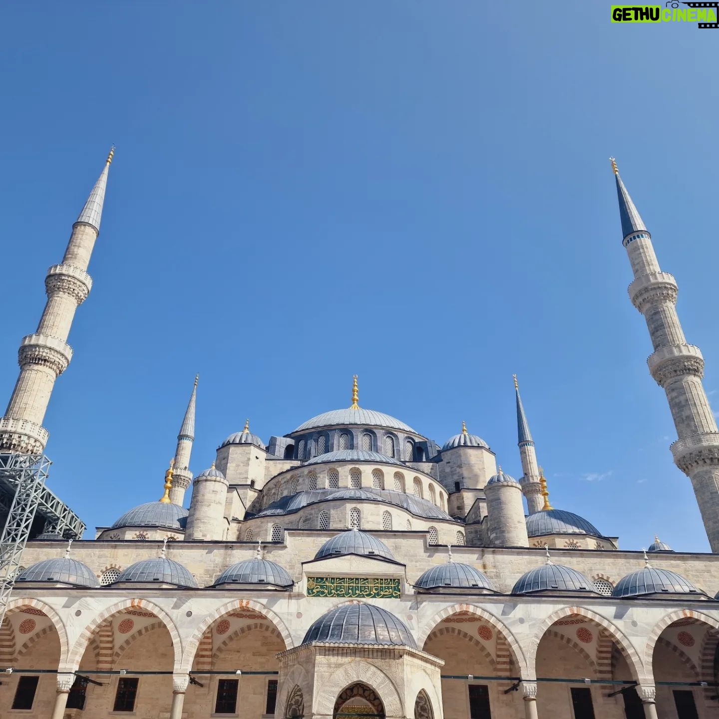 Sarah Machet Instagram - Istanbul 2024 was 🔥. Au bon endroit avec les bonnes personnes. On s'est connues dans l'aviation. 20 ans plus tard on est toujours là et cette fois-ci pour prendre l'avion en tant que passagères 🤩. Et vous, votre dernier voyage entre potes? On cherche la destination de l'année prochaine.. des conseils? #istanbul #turkiye #holidays #friends #instagood