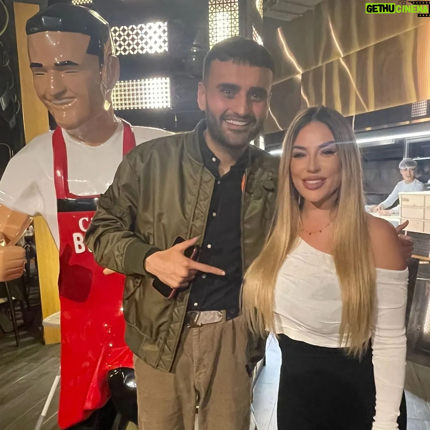 Sarah Machet Instagram - Istanbul 2024 was 🔥. Au bon endroit avec les bonnes personnes. On s'est connues dans l'aviation. 20 ans plus tard on est toujours là et cette fois-ci pour prendre l'avion en tant que passagères 🤩. Et vous, votre dernier voyage entre potes? On cherche la destination de l'année prochaine.. des conseils? #istanbul #turkiye #holidays #friends #instagood