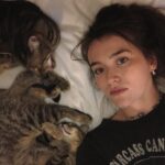 Sarah Pidgeon Instagram - My New Year’s kisses. We’re a throuple. @minnow @tinkywinky