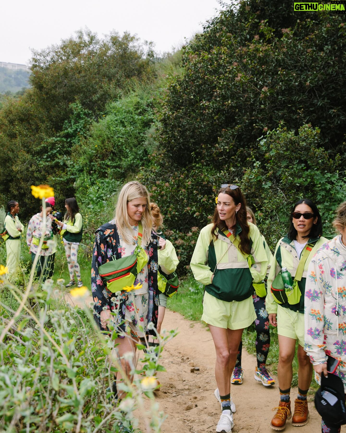 Sarah Wright Instagram - Such an amazing morning celebrating @thisisthegreat_ spring THE GREAT. OUTDOORS collection! I don’t hike as often as I want to and this was the greatest way to start my morning with some amazing ladies! @emilyandmeritt love you both so much! Tap the photos and check out the collection @morganpansing your photos are always SOOOOO stunnning!!!