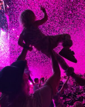 Sarah Wright Instagram - Winter living her best Vegas life seeing @maroon5 absolutely blow us all away !! 🙌🏻✨🙌🏻✨
