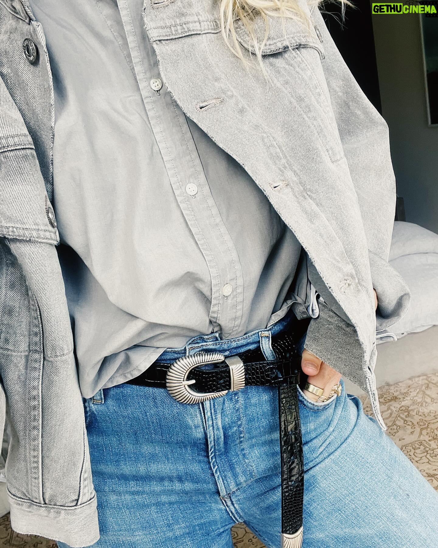 Sarah Wright Instagram - Does this floor bed make me look taller? 😂 wearing these @citizensofhumanity jeans every single day because they are the softest, with stretch and the cutest cut off length. 🙌🏻✨