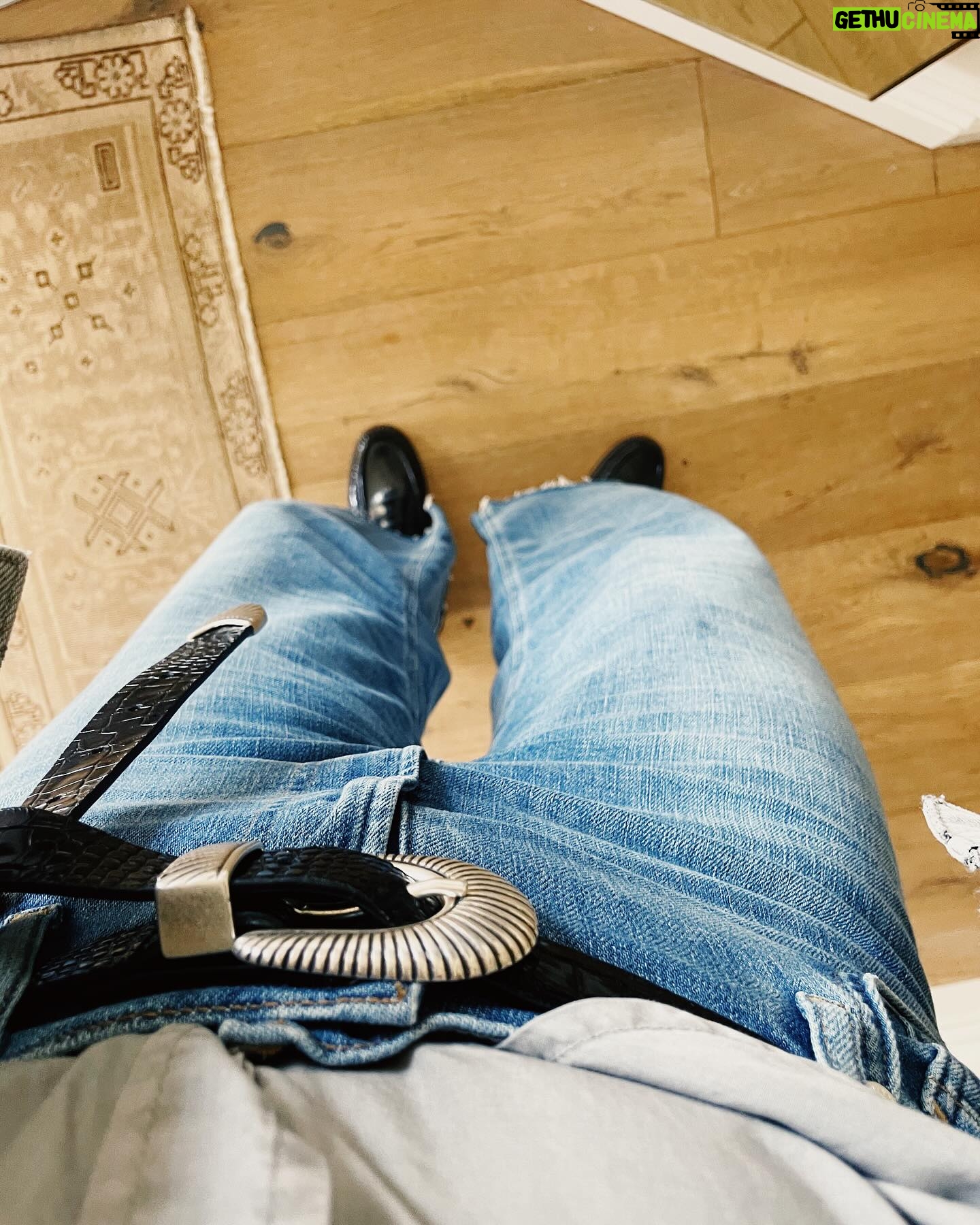 Sarah Wright Instagram - Does this floor bed make me look taller? 😂 wearing these @citizensofhumanity jeans every single day because they are the softest, with stretch and the cutest cut off length. 🙌🏻✨