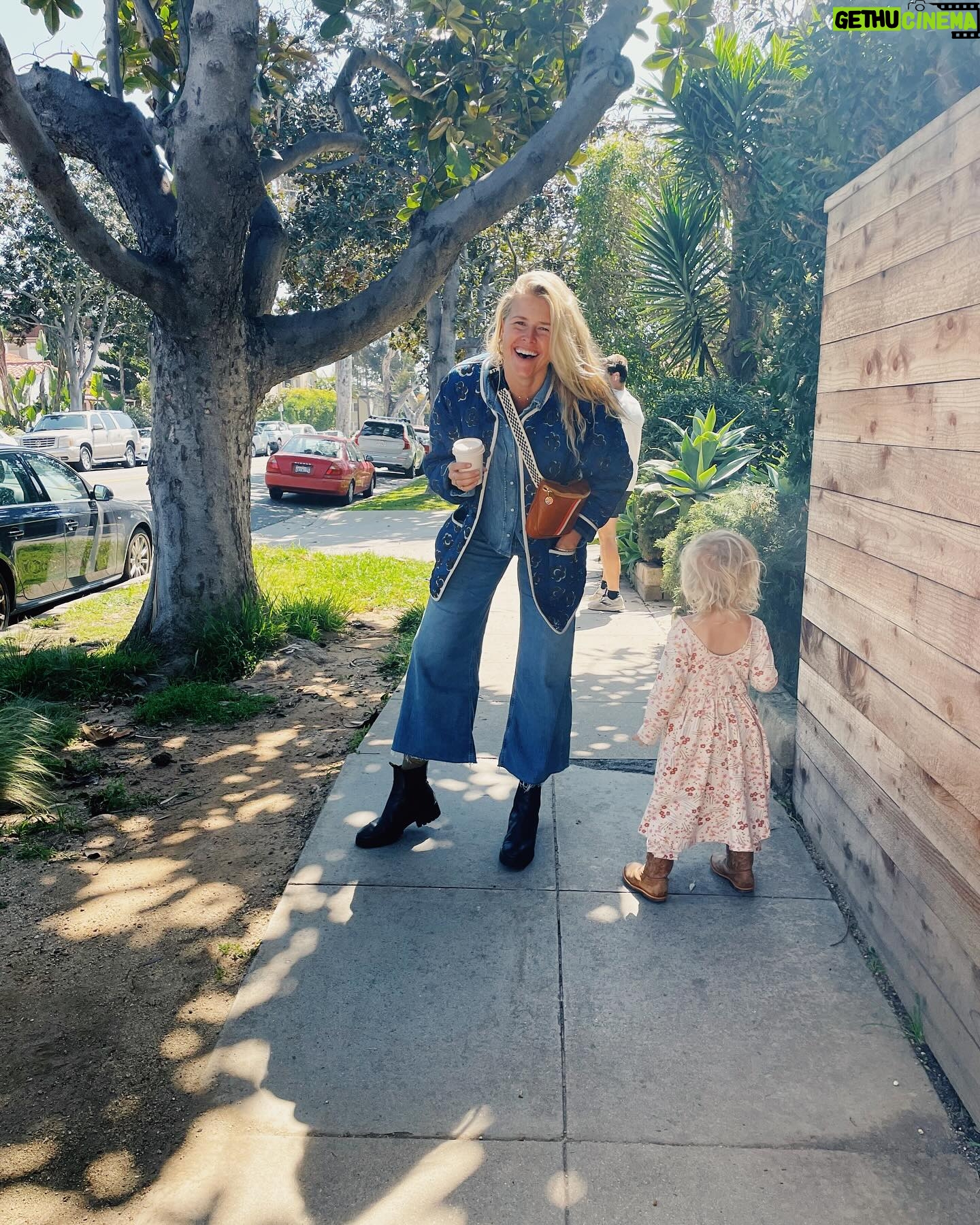 Sarah Wright Instagram - Does this floor bed make me look taller? 😂 wearing these @citizensofhumanity jeans every single day because they are the softest, with stretch and the cutest cut off length. 🙌🏻✨
