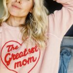 Sarah Wright Instagram – The Greatest Mom sweatshirt by the greatest moms @emilyandmeritt and the greatest @thisisthegreat_ ✨🙌🏻✨🙌🏻✨🙌🏻✨ (they also made these daisy pants that I am wearing to next weeks live show with @themotherdazepodcast in SAN FRAN!!)