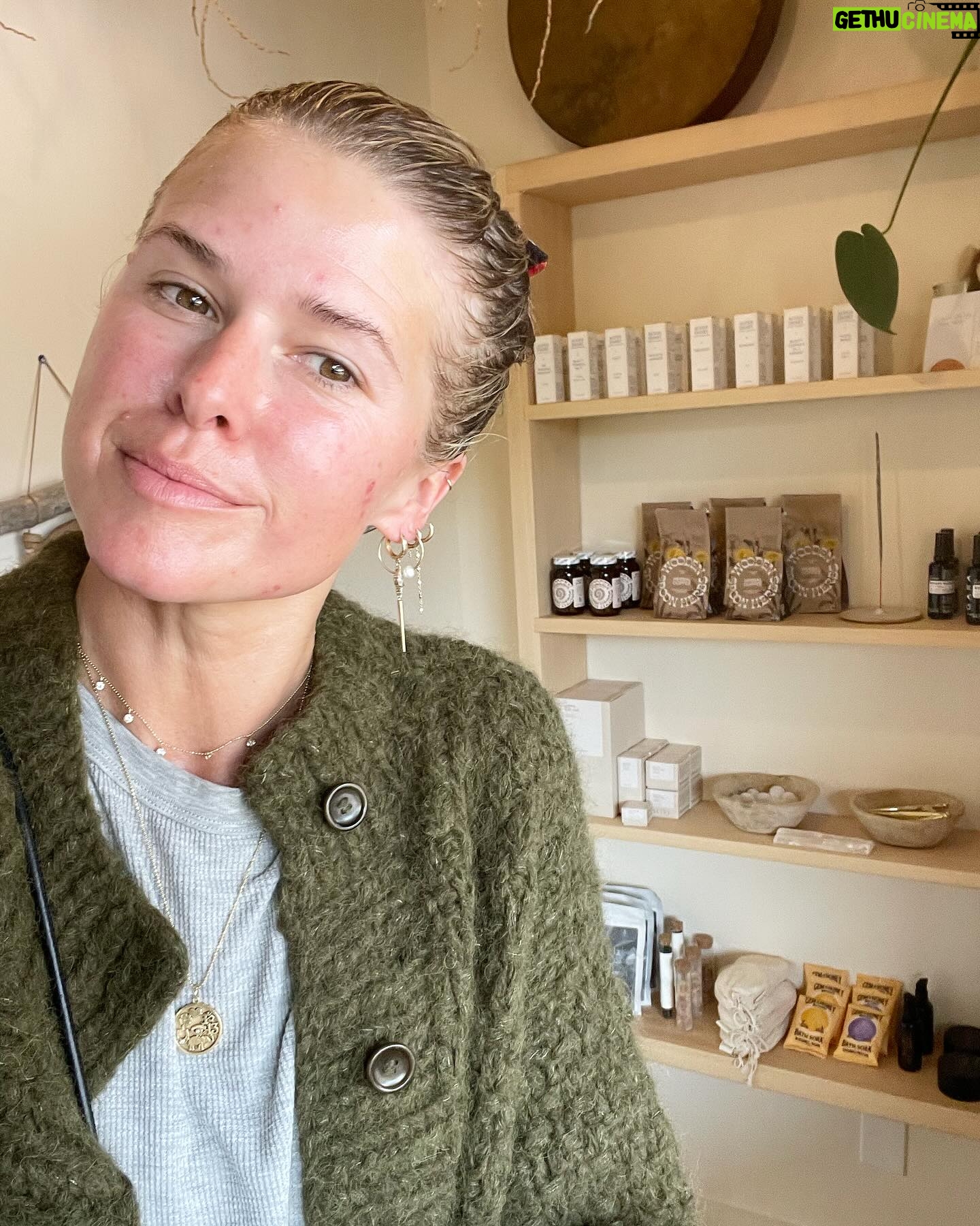 Sarah Wright Instagram - Starting off the new year with the sweetest @skinbykir at @honest.rituals ✨ the most grounding and beautiful facial sculpting massage in the dreamiest Topanga canyon. Also photos of some yummy ice cream and a hang with my little brother… all comforting and feeling like the best self care. ✨✨✨