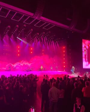 Sarah Wright Instagram - Winter living her best Vegas life seeing @maroon5 absolutely blow us all away !! 🙌🏻✨🙌🏻✨