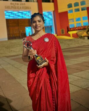 Saranya Pradeep Instagram - I’m very happy to receive this 
“Darsaka Ratna DNR FILM AWARD- 2024” 
I would like to thank each and every director who believed in me 🙏🏻

Thank you @prabhujournalist garu for following up on me 😊🙏🏻

Stylist : @sreedevitetali 
Hairstylist : @surendhar_makeup_hairstyle 

#allaboutlastnight #award #event #shilpakalavedika 
#dasarinarayanarao #filmawards #happy
