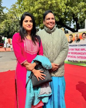 Saraswathi kuna Instagram - Jai congress ✊ special status kosam Delhi yatra @realyssharmila @indianyouthcongress @rahulgandhi