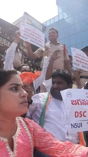 Saraswathi kuna Instagram - Mega DSC kosam Vishakapatnam lo Dharna @realyssharmila @indianyouthcongress @rahulgandhi