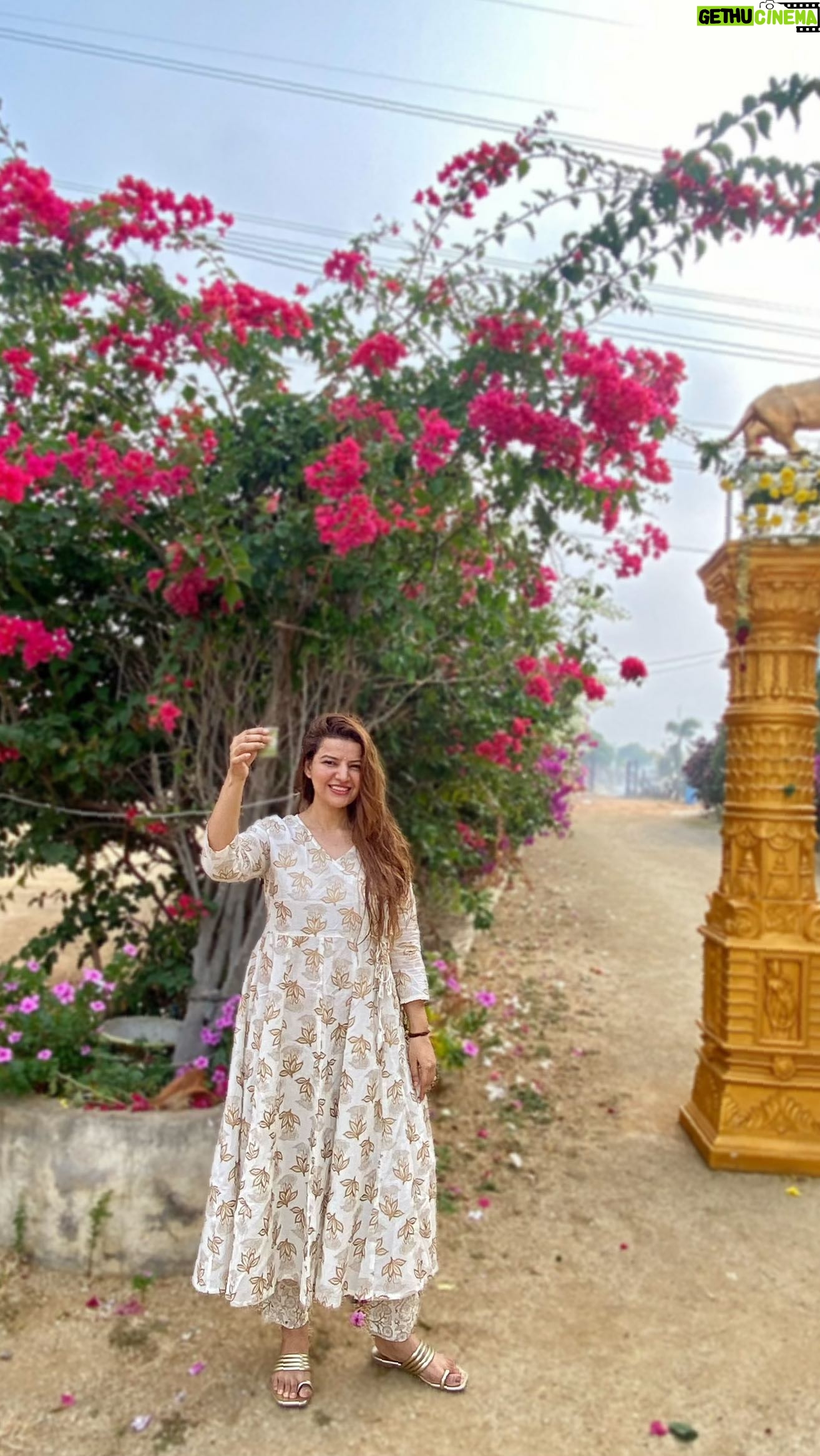 Sarika Dhillon Instagram - achche bano ❣️ . . #srisailamtemple🙏 #mallikaarjunjyotirling #hyderabad #devineenergy
