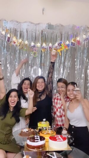 Sarika Dhillon Instagram - So grateful for another year and u all❤️
🎂 🎂🎂
I'm so happy that this year I can spend my
birthday with family and friends❤️
Thank you everyone for
making another year of my birthday so special🥳
#happybirthdaytome🥳
🌸🌸🌸🌸🌸