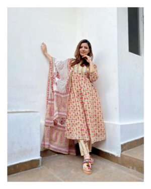 Sarika Dhillon Instagram - Wearing- @_lovestrings__ ❤️
