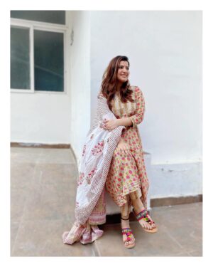 Sarika Dhillon Instagram - Wearing- @_lovestrings__ ❤️