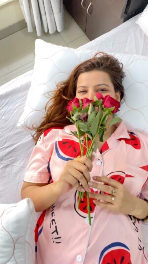 Sarika Dhillon Instagram - The perfect pillow of your dreams is not a fairytale❣️
Just call me Sleeping Beauty, because these @orangeberrysleep pillows have me sleeping like a princess and never wanting to leave my bed. Incredibly luxurious and made from butter-soft High Quality Microfiber fillings,OrangeBerry pillows are lush, breathable and naturally contours to your head, neck and shoulders. 

Check them out @orangeberrysleep and do Add to cart too!
#sukoonkineend 
.
.
.
.
#orangeberrysleep #sukoonkineend #mattress #pillows #madeinindia #greatsleep #comfortsleep #orthopedic #orthopedicmattress #backpain #homedecor #apartmentdecor #bedtime #memoryfoam #cosyhome #snuggle #necksupport #greatsleep #bestsleep #wellness #sweetdreams