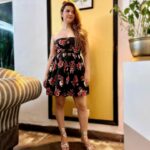 Sarika Dhillon Instagram – ਮੁੰਡਿਆਂ ਤੋਂ ਬਚ ਕੇ ਰਹੀਂ 
.
.
.
#favsong
#sareeka
