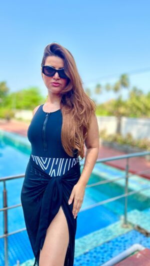Sarika Dhillon Instagram - Not much to caption here apart from the fact that sometimes is good not to have anything on your mind and just enjoy life❣️
.
.
#Sareeka
.
.
#SAREEKA#ACTOR#BLESSED #goa#metime#vaccation #pooltime#watertherapy