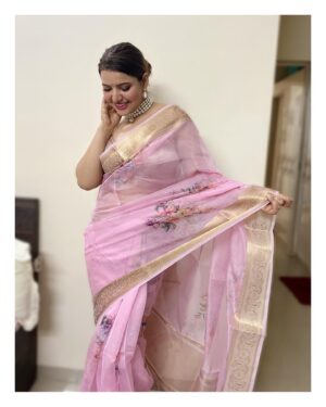 Sarika Dhillon Instagram - What I wore last night ❣️
.
.
Saree- @_lovestrings__ 
 🫧
Pearl set- @_lovestrings__ 
.
#happydiwali💥 #blessed🧿