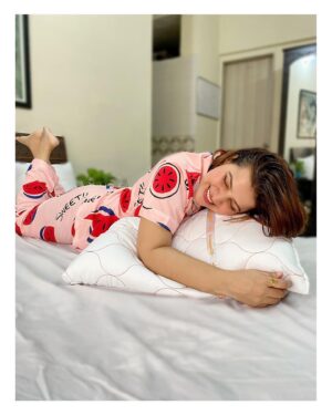Sarika Dhillon Instagram - The perfect pillow of your dreams is not a fairytale .
Just call me Sleeping Beauty, because these  @orangeberrysleep pillows have me sleeping like a princess and never wanting to leave my bed. Incredibly luxurious and made from butter-soft High Quality Microfiber fillings,OrangeBerry pillows are lush, breathable
and naturally contours to your head, neck and shoulders.

Check them out @orangeberrysleep 
 and do Add to cart too! .

#sukoonkineend 
.
.
.
.
.
.
#orangeberrysleep #sukoonkineend #mattress #pillows #madeinindia #greatsleep #comfortsleep #orthopedic #orthopedicmattress #backpain #homedecor #apartmentdecor #bedtime #memoryfoam #cosyhome #snuggle #necksupport #greatsleep #bestsleep #wellness #sweetdreams