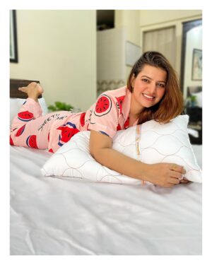 Sarika Dhillon Instagram - The perfect pillow of your dreams is not a fairytale .
Just call me Sleeping Beauty, because these  @orangeberrysleep pillows have me sleeping like a princess and never wanting to leave my bed. Incredibly luxurious and made from butter-soft High Quality Microfiber fillings,OrangeBerry pillows are lush, breathable
and naturally contours to your head, neck and shoulders.

Check them out @orangeberrysleep 
 and do Add to cart too! .

#sukoonkineend 
.
.
.
.
.
.
#orangeberrysleep #sukoonkineend #mattress #pillows #madeinindia #greatsleep #comfortsleep #orthopedic #orthopedicmattress #backpain #homedecor #apartmentdecor #bedtime #memoryfoam #cosyhome #snuggle #necksupport #greatsleep #bestsleep #wellness #sweetdreams