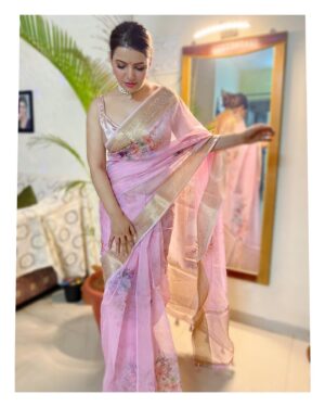 Sarika Dhillon Instagram - What I wore last night ❣️
.
.
Saree- @_lovestrings__ 
 🫧
Pearl set- @_lovestrings__ 
.
#happydiwali💥 #blessed🧿