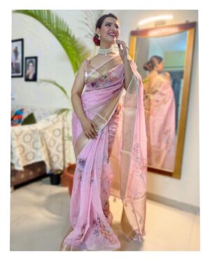 Sarika Dhillon Instagram - What I wore last night ❣️
.
.
Saree- @_lovestrings__ 
 🫧
Pearl set- @_lovestrings__ 
.
#happydiwali💥 #blessed🧿