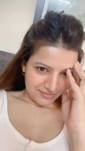 Sarika Dhillon Instagram - Haan, meri hi baat horhi hai🤣Acha lagta hai Muje ,bot mazaa ata hai Bina alarm ke uthne me🦁🥳