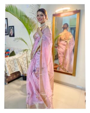Sarika Dhillon Instagram - What I wore last night ❣️
.
.
Saree- @_lovestrings__ 
 🫧
Pearl set- @_lovestrings__ 
.
#happydiwali💥 #blessed🧿