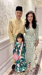 Sarimah Ibrahim Instagram - Selamat Hari Raya Aidilfitri from us- The Nadzimuddins 💚🌙 Maaf Zahir dan Batin 🤲🏻 #raya2024 #selamathariraya #aidilfitri #thenadzimuddins