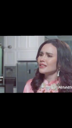 Sarimah Ibrahim Instagram - Malam ni... on @tv3malaysia 10pm & 12:40am.... Qaidah is heartbroken.. but does she still love her best friend Imani? @missfazura 💔😩❤️‍🩹 

Seriously.... come on...wouldn't  YOU do the same?

#lelakiitu  #fyp #dramaviral #samarinda @dramalelakiitu @sarimahibrahim.fc