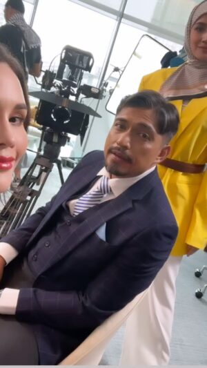 Sarimah Ibrahim Instagram - Kenangan Qaidah pada masa yang lebih bahagia......😭💔❤️‍🩹 #lelakiitu #dramaviral #tvseries #teamqaidah #samarinda #betrayal #trust #hukum #cintabuta #cintagila #curang #penyondol #patahhati #qaidah #nakgiveup #tv3 @dramasangat @tv3malaysia @tontonmy #fyp #foryoupage