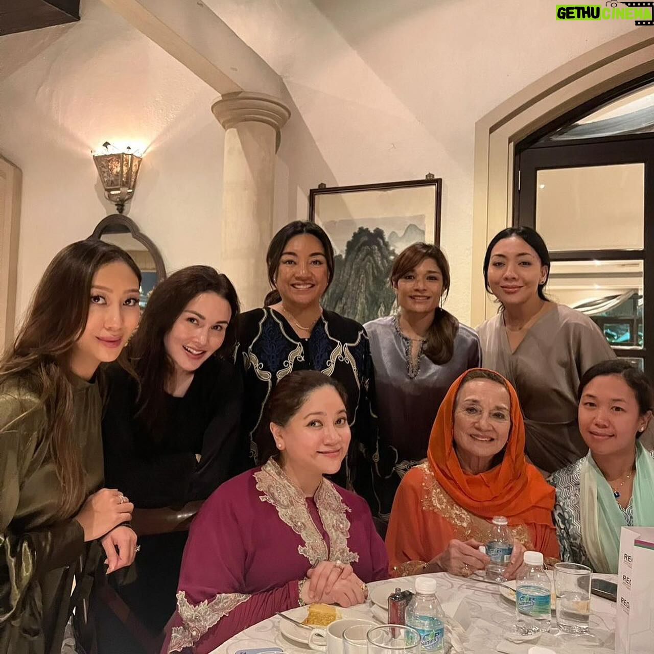 Sarimah Ibrahim Instagram - Lovely terawih with the fam ππ₯°π€²π»π€²π» Alhamdulillah for every blessing and rezeki. May everyone be kept healthy happy and safe. π€²π» #jaafarclan #nadzimiddinclan #mudzaffarclan @tengkualana @t.a.j.j @heidihanif @yimbosauce @aliabastamamkl @alianaq1226 @alia6astamam @tunkunadia @tengkual @tpj_n9 @tunkumyra @jamienx200t @marisasoraya @ninakazman @tmalauddin