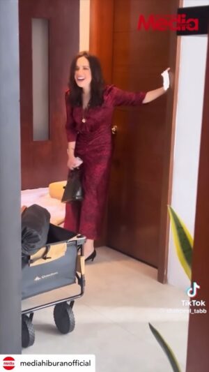 Sarimah Ibrahim Instagram - Repost @mediahiburanofficial 

Hebatlah Che Puan @sarimahibrahim sampai
berpusing-pusing demi menjayakan babak ‘mabuk’ dalam drama Lelaki Itu. Sampai terbaring menahan sakit kepala.

#sarimahibrahim #sarimahibrahimfc #lelakiitu #dramalelakiitu