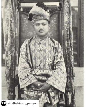 Sarimah Ibrahim Instagram - It is that duit raya time of the year again. Kids and all the unmarrieds (cheeky friends!) collecting fervently. 😅

I have been trying to figure out how to explain to @tunkusofianajihah that this is her great great grandfather. Almarhum Tuanku Abdul Rahman - Agong Pertama. 🤲🏻🌙🇲🇾 

It is not that easy to explain somethings to children when they ask. And they want to use up all 'their' duit raya instead of saving it.
Especially when their greatx2 grandfather is on the Malaysian Ringgit Note @jamienx200t 😄 How to say NO lah?!😅

@rizalhakimm_punyer Almarhum Tuanku Sir Abdul Rahman ibni Almarhum Tuanku Muhammad.
Yang di-Pertuan Agong Pertama Malaysia.
31 Ogos 1957 - 1 April 1960.
Almarhum Tuanku meninggal dunia pada hari ini 64 tahun lepas diusia 64 tahun (24 Ogos 1895 – 1 April 1960)