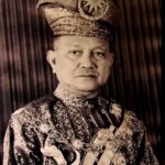 Sarimah Ibrahim Instagram – It is that duit raya time of the year again. Kids and all the unmarrieds (cheeky friends!) collecting fervently. 😅

I have been trying to figure out how to explain to @tunkusofianajihah that this is her great great grandfather. Almarhum Tuanku Abdul Rahman – Agong Pertama. 🤲🏻🌙🇲🇾 

It is not that easy to explain somethings to children when they ask. And they want to use up all ‘their’ duit raya instead of saving it.
Especially when their greatx2 grandfather is on the Malaysian Ringgit Note @jamienx200t 😄 How to say NO lah?!😅

@rizalhakimm_punyer Almarhum Tuanku Sir Abdul Rahman ibni Almarhum Tuanku Muhammad.
Yang di-Pertuan Agong Pertama Malaysia.
31 Ogos 1957 – 1 April 1960.
Almarhum Tuanku meninggal dunia pada hari ini 64 tahun lepas diusia 64 tahun (24 Ogos 1895 – 1 April 1960)