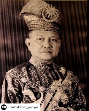 Sarimah Ibrahim Instagram - It is that duit raya time of the year again. Kids and all the unmarrieds (cheeky friends!) collecting fervently. 😅

I have been trying to figure out how to explain to @tunkusofianajihah that this is her great great grandfather. Almarhum Tuanku Abdul Rahman - Agong Pertama. 🤲🏻🌙🇲🇾 

It is not that easy to explain somethings to children when they ask. And they want to use up all 'their' duit raya instead of saving it.
Especially when their greatx2 grandfather is on the Malaysian Ringgit Note @jamienx200t 😄 How to say NO lah?!😅

@rizalhakimm_punyer Almarhum Tuanku Sir Abdul Rahman ibni Almarhum Tuanku Muhammad.
Yang di-Pertuan Agong Pertama Malaysia.
31 Ogos 1957 - 1 April 1960.
Almarhum Tuanku meninggal dunia pada hari ini 64 tahun lepas diusia 64 tahun (24 Ogos 1895 – 1 April 1960)