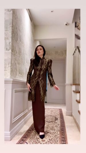 Sarimah Ibrahim Instagram - Second beautiful outfit for Raya..🌙🤎👑 It's a more traditional, glam regal look by the amazing @rizmanruzaini @rizman.n 
From his Couture collection. 🌙

#ootd #rayaootd #rizmanruzaini #raya2024 #selamathariraya #eidmubarak #lelakiitu #dramaviral #qaidah #sarimah #thisisSarimah #notqaidah #thenadzimuddins #rizmanruzainicouture
