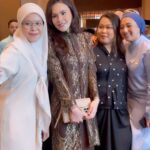 Sarimah Ibrahim Instagram - Al Kisahnya... attended a lovely Raya Open House semalam for @mediaprima.official @tv3malaysia 🤲🏻💚👌🏻 @sarimahibrahim.fc Seriously! Macam reunion dengan kawan2 lama!! I MUSM all of you tau 🎬 Wearing @rizmanruzaini Makeup by @epie_temerloh @dramasangat @julia_juhasu @lalalip @ninisuka @naztradamus @datuk_yusofhaslam @shahidadherbs @shernordin @amirisme @aliffsyukriterlajaklaris @suhanmovies @iamrosyam @fouziahgous @sophilea_novelis and soo many kawan2 💋 #musm #lusm #lelakiitu #mediaprima #actress #pelakon #rayaduludulu