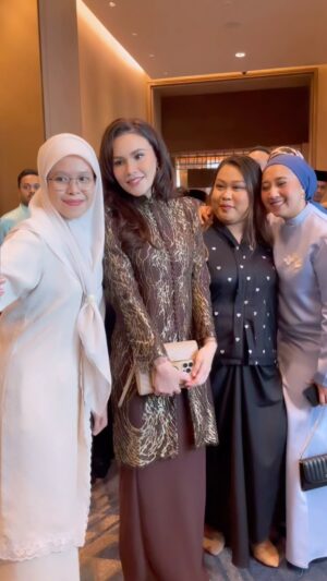 Sarimah Ibrahim Instagram - Al Kisahnya... attended a lovely Raya Open House semalam for @mediaprima.official @tv3malaysia 🤲🏻💚👌🏻 
@sarimahibrahim.fc 
Seriously! Macam reunion dengan kawan2 lama!! I MUSM all of you tau 🎬 

Wearing @rizmanruzaini 
Makeup by @epie_temerloh 

@dramasangat @julia_juhasu @lalalip @ninisuka @naztradamus @datuk_yusofhaslam @shahidadherbs  @shernordin @amirisme @aliffsyukriterlajaklaris @suhanmovies @iamrosyam @fouziahgous @sophilea_novelis and soo many kawan2 💋 #musm #lusm #lelakiitu #mediaprima #actress #pelakon #rayaduludulu