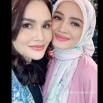 Sarimah Ibrahim Instagram - "Kalau aku tak sayang kau. Aku tak rasa macam ni. Kau adik aku tau. Kau adik aku......Dulu!"- Qaidah 💔🫵🏻 Gambar dulu Qaidah dan adik angkatnya Imani. Sebelum Lelaki Itu menghancurkan segalanya... Mampukah persahabatan ini diselamatkan ataupun sudah terlambat.. is Qaidah Done and Over or....🥹👁️👁️ Pernah tak kena betray dengan kawan atau keluarga sendiri? Share kat sini please .. ❤️‍🩹🤲🏻 @sarimahibrahim.fc @missfazura @dramasangat @tv3malaysia @tontonmy #lelakiitu #fyp #dramaviral