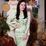 Sarimah Ibrahim Instagram - Thank you to @mstaronlineofficial for the delightful invitation to your “Terpaling Syawal Mstar” open house event! 🏡💚 @niezamabdullah @sarimahibrahim.fc Makeup by @epie_temerloh Baju @aliabastamamkl #terpalingsyawal #mstar #raya #raya2024 #terpalingsyawalmstar #sarimahibrahim It was a pleasure to be a part of such a warm and welcoming gathering.