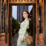 Sarimah Ibrahim Instagram - Thank you to @mstaronlineofficial for the delightful invitation to your “Terpaling Syawal Mstar” open house event! 🏡💚 @niezamabdullah @sarimahibrahim.fc Makeup by @epie_temerloh Baju @aliabastamamkl #terpalingsyawal #mstar #raya #raya2024 #terpalingsyawalmstar #sarimahibrahim It was a pleasure to be a part of such a warm and welcoming gathering.