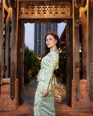 Sarimah Ibrahim Instagram - Thank you to @mstaronlineofficial for the delightful invitation to your “Terpaling Syawal Mstar” open house event! 🏡💚 
@niezamabdullah @sarimahibrahim.fc 

Makeup by @epie_temerloh 
Baju @aliabastamamkl 

#terpalingsyawal #mstar #raya #raya2024 #terpalingsyawalmstar #sarimahibrahim 

It was a pleasure to be a part of such a warm and welcoming gathering.