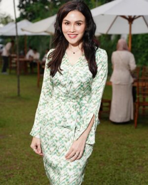 Sarimah Ibrahim Instagram - Thank you to @mstaronlineofficial for the delightful invitation to your “Terpaling Syawal Mstar” open house event! 🏡💚 
@niezamabdullah @sarimahibrahim.fc 

Makeup by @epie_temerloh 
Baju @aliabastamamkl 

#terpalingsyawal #mstar #raya #raya2024 #terpalingsyawalmstar #sarimahibrahim 

It was a pleasure to be a part of such a warm and welcoming gathering.