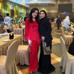 Sarimah Ibrahim Instagram – With the maesteo extrodinaire, the lovely @ainaabdul at @meloditv3 Raya in Genting. ❤️💫💃🏻 #melodiraya2024 #rayaduludulu @tv3malaysia