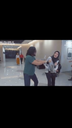 Sarimah Ibrahim Instagram - Betapa sayangnya Qaidah pada Imani. 🤲🏻💚👁️👁️ Macam Adik sendiri...
Tonight.. ep 3.. #lelakiitu on TV3 #tvseries @tv3malaysia @dramasangat  @sarimahibrahim.fc